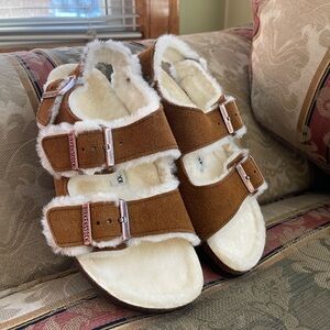 Milano Suede Shearling Suede Leather-Shearling. Size 8 -8.5 Women 
N22-09